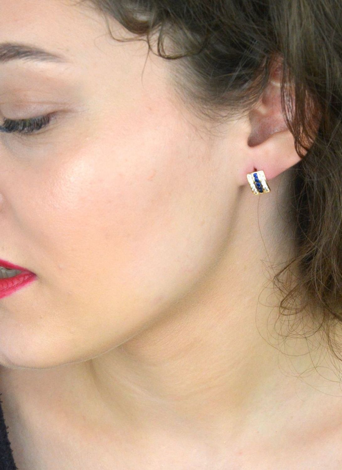 Kolczyki złote prostokątne z białą i granatową cyrkonią pr  585, KL 491E 585  Te eleganckie kolczyki złote w prostokątnym kształcie łączą subtelną klasykę z wyjątkowym blaskiem.1.jpg